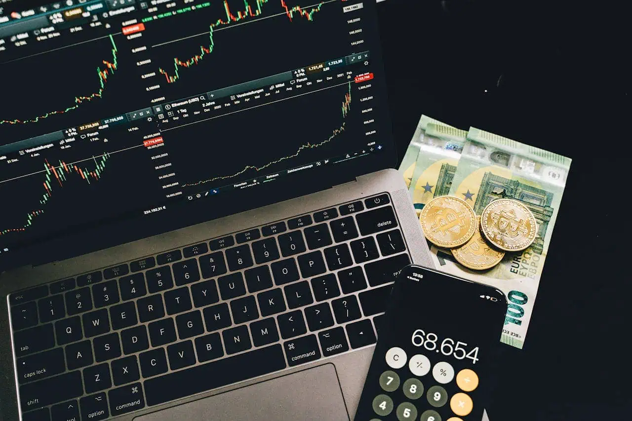 Ordenador con gráficas de valores y criptomonedas.