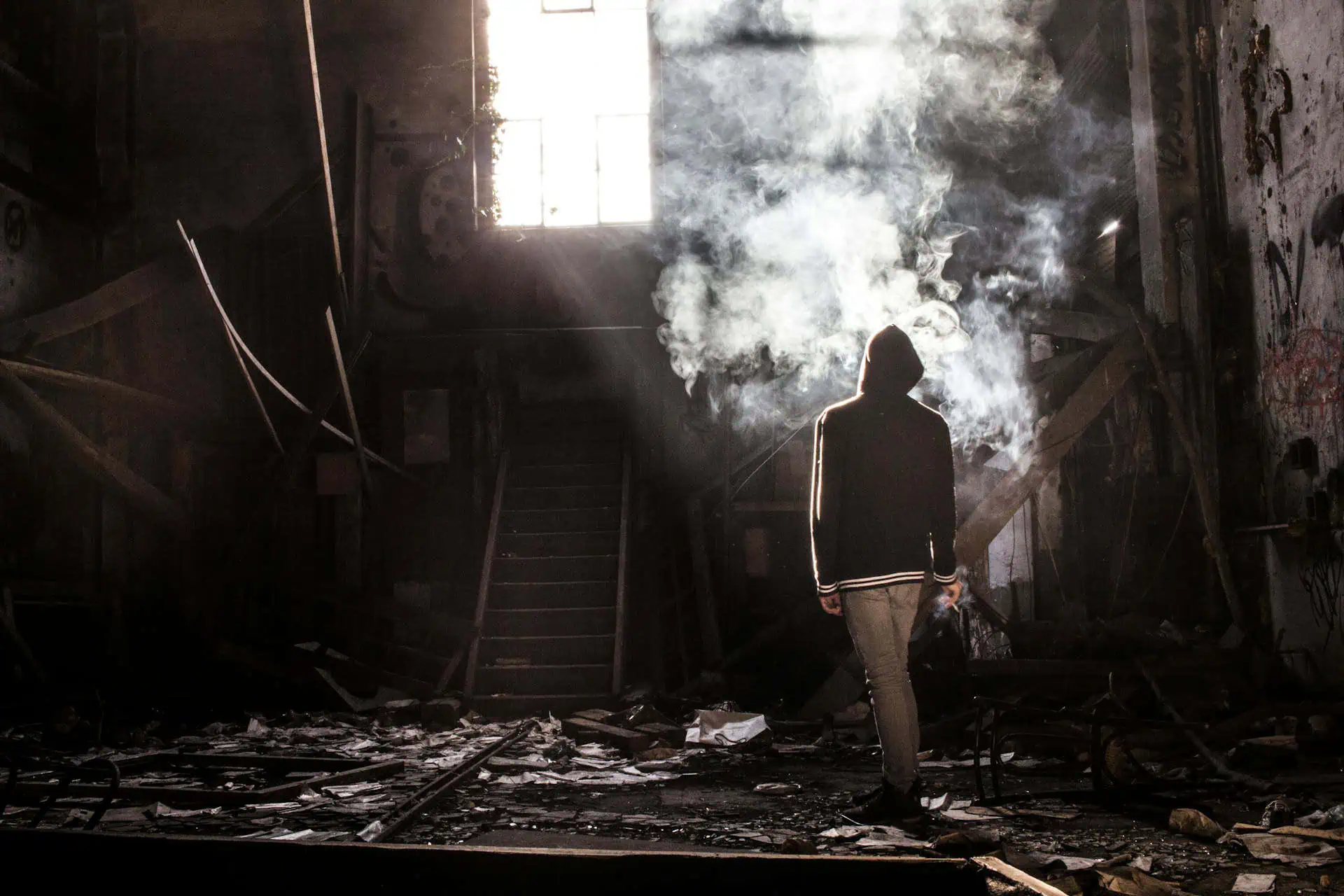 Imagen de un vándalo destruyendo patrimonio ajeno.